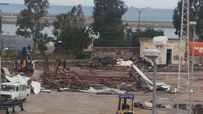 Hatay'da şiddetli fırtına: Çatılar uçtu, elektrik direkleri devrildi