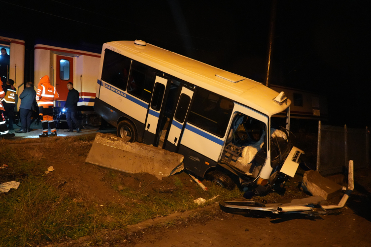 Trenin çarptığı minibüsten son anda kurtuldu