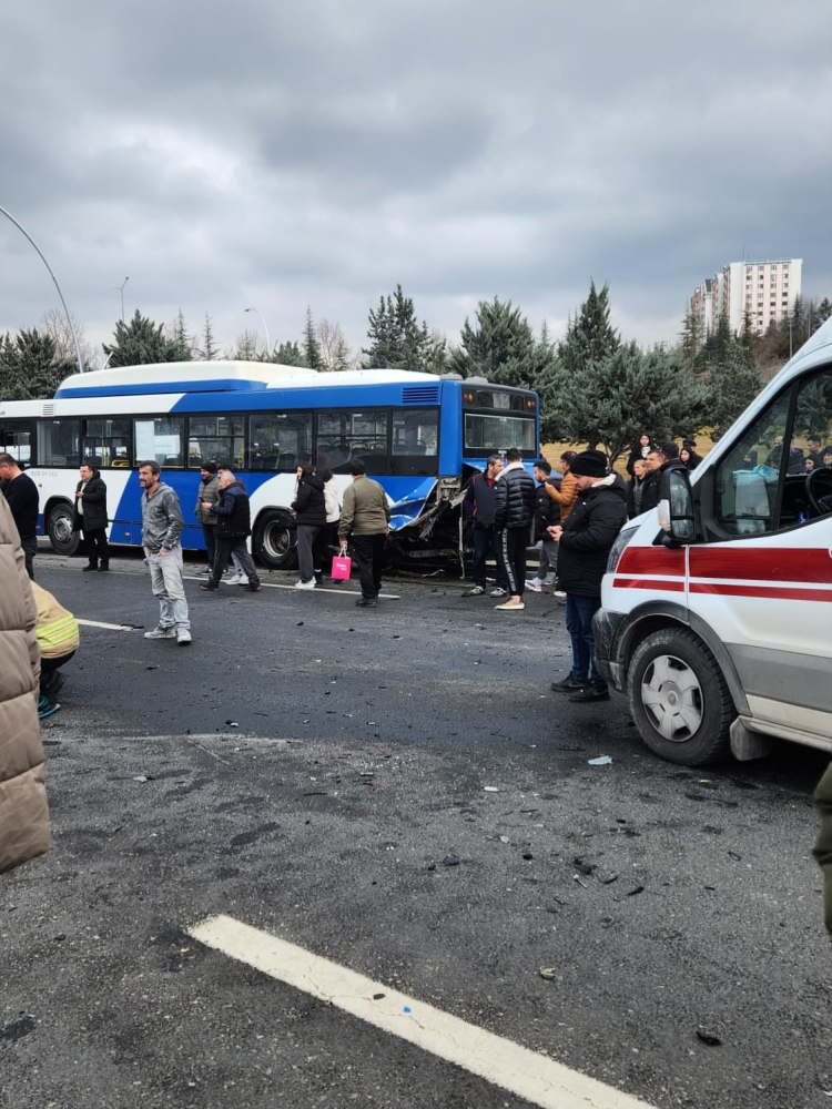 Durakta bekleyen EGO otobüsüne otomobil çarptı: 1’i ağır 4 yaralı