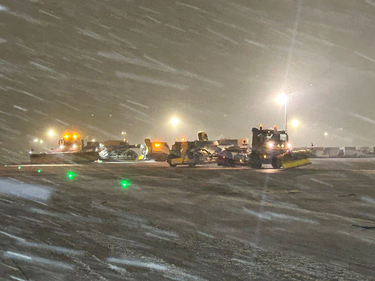 Sabiha Gökçen Havalimanı’nda karla mücadele sürüyor