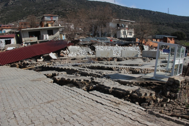 İzmir'de toprak kayması sonucu 10 ev boşaltıldı