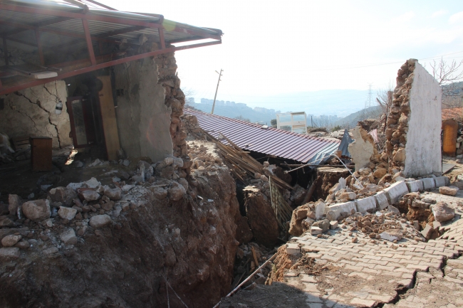 İzmir'de toprak kayması sonucu 10 ev boşaltıldı