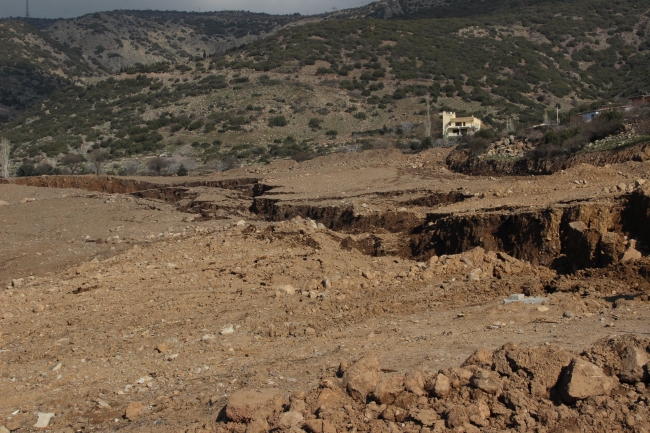 İzmir'de toprak kayması sonucu 10 ev boşaltıldı