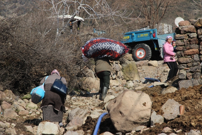 İzmir'de toprak kayması sonucu 10 ev boşaltıldı