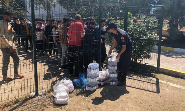 İzmir'de 237 düzensiz göçmen yakalandı: 10 gözaltı