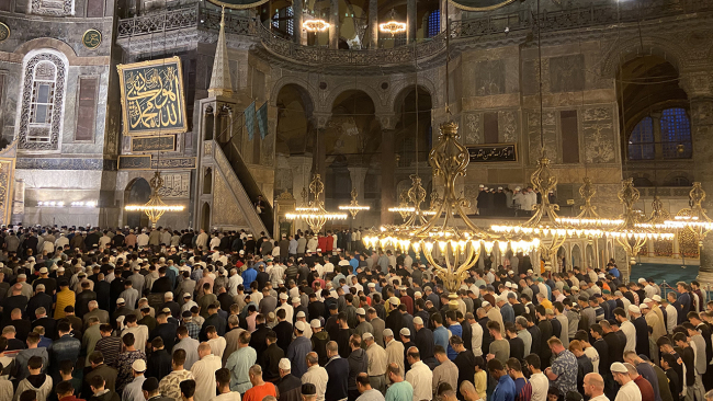 Gençler Ayasofya'da sabah namazında buluştu