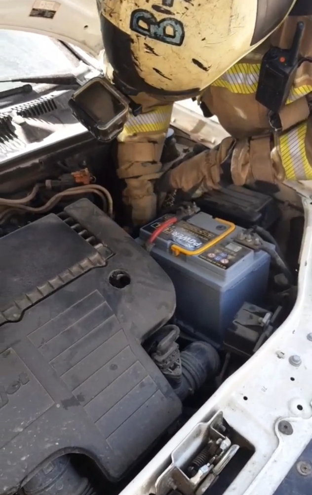 Motora giren yılan güçlükle çıkarıldı