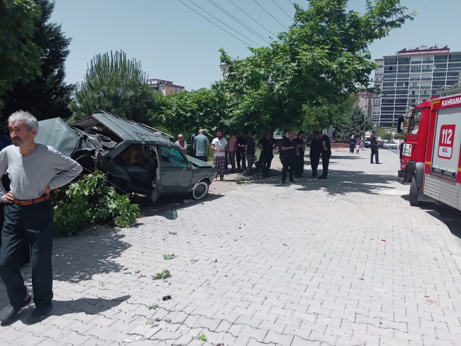 Freni boşalan tanker apartmanın bahçesine düştü