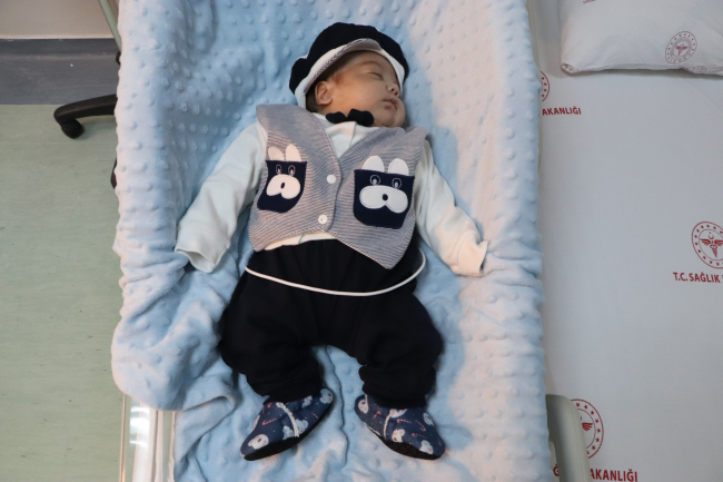 810 gram doğan 'Cesur' bebek hayata tutundu