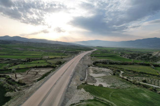 Bakan Karaismailoğlu: Aydın-Denizli arasındaki ulaşım 70 dakikaya düşecek