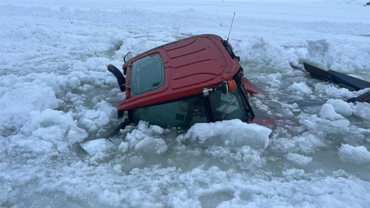 Çıldır Gölü'nde buz kırıldı, traktör suya gömüldü