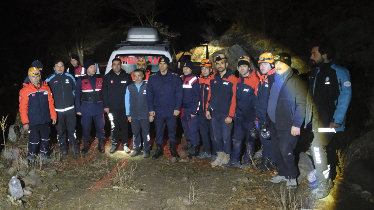 Define bulmak için girdikleri sarnıçta mahsur kaldılar