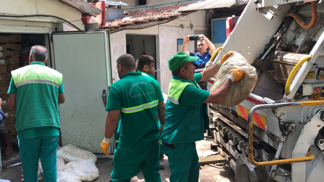 Sağlıksız koşullarda et depolayan işletmeye baskın