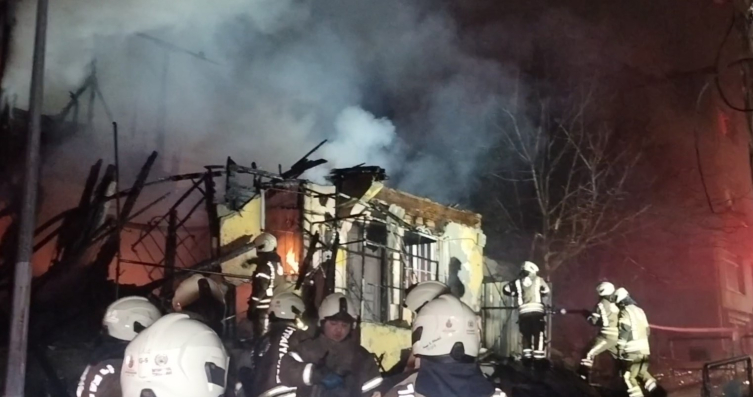 Üsküdar'da metruk binada yangın