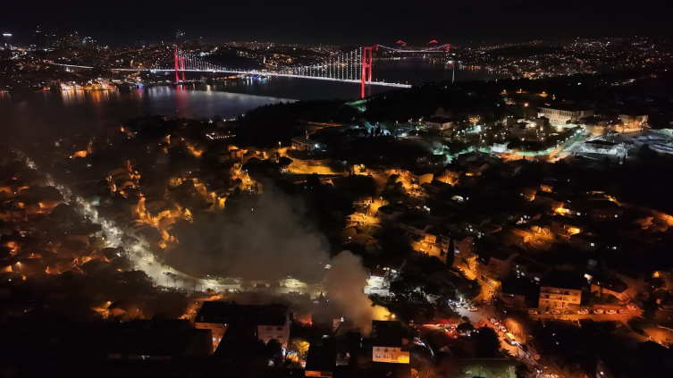Üsküdar'da metruk binada yangın