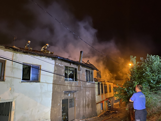 Bursa'da tekstil atölyesindeki yangın 2 eve sıçradı