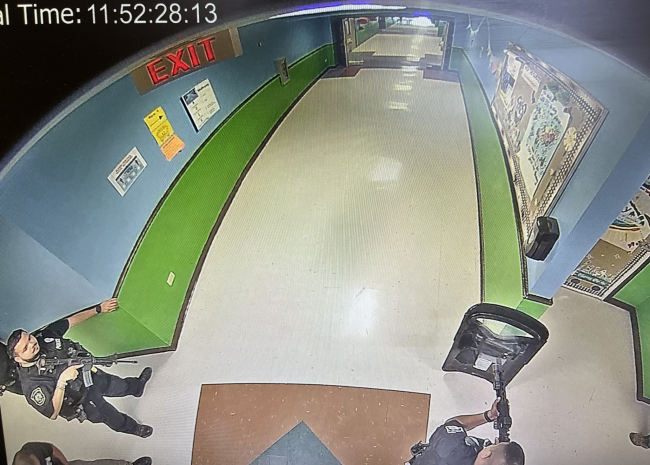 Texas’taki okul katliamında saldırgan dakikalar için durdurulabilirmiş