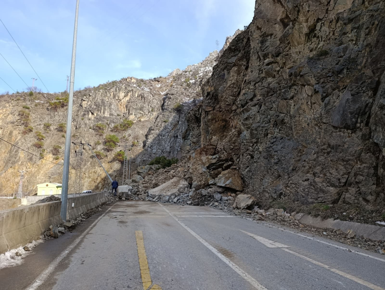 Gümüşhane-Giresun kara yolu ulaşıma kapandı
