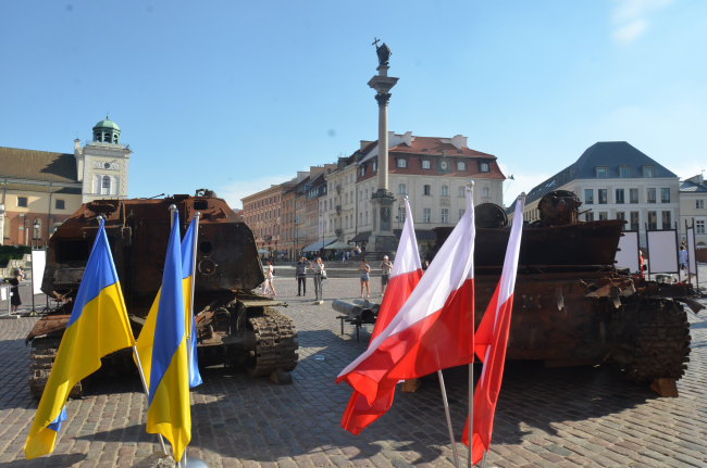 Ukrayna’nın etkisiz hale getirdiği Rus tankı ve obüsü Polonya’da sergilendi