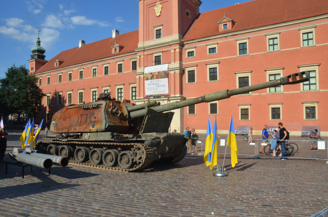 Ukrayna’nın etkisiz hale getirdiği Rus tankı ve obüsü Polonya’da sergilendi