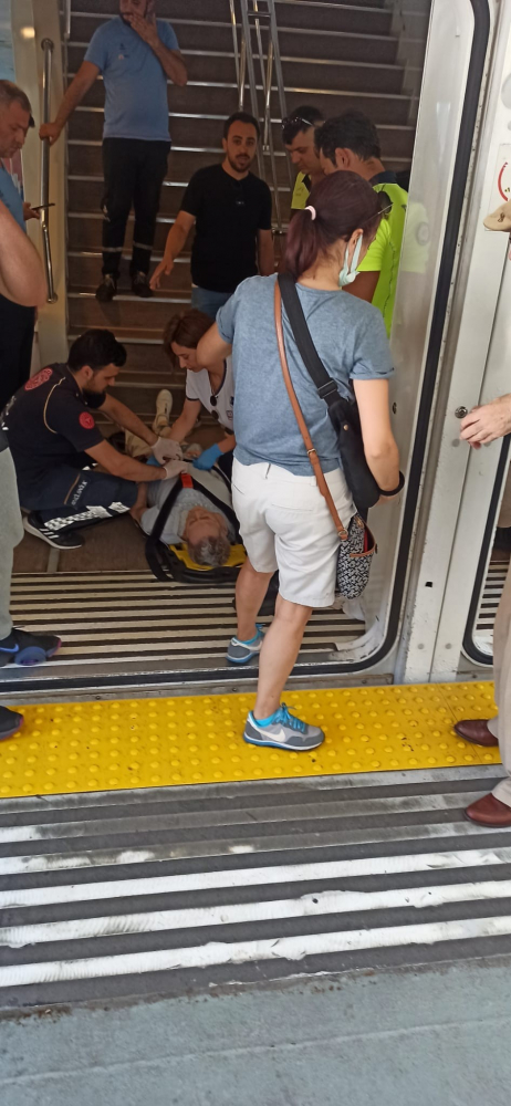 Şehir hatları vapuru Karaköy iskelesine çarptı: 3 yaralı