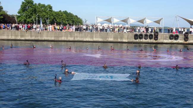 İzmit Körfezi'nde deniz şehitleri anısına dev Türk bayrağı açıldı