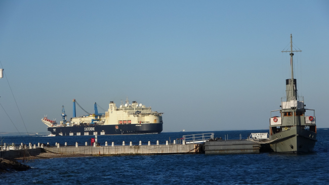 Karadeniz'e doğal gaz borularını döşeyecek gemi Çanakkale Boğazı'ndan geçti