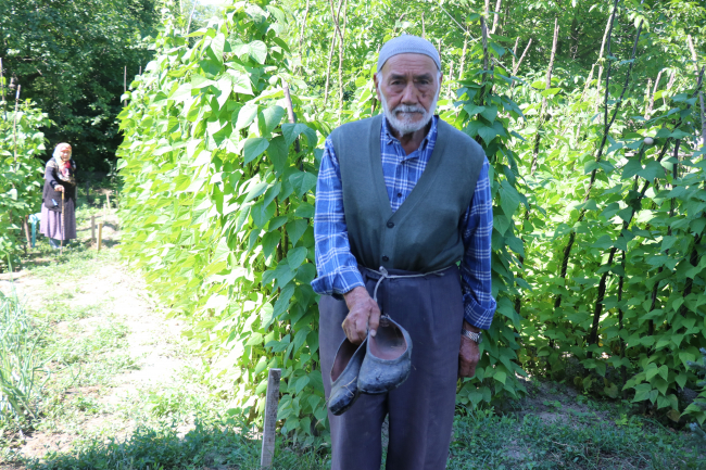 Yerler kirlenmesin diye ayakkabılarını çıkardı