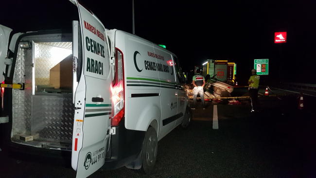 İstanbul-İzmir Otoyolu'nda otomobil bariyerlere çarptı: 3 ölü, 2 yaralı