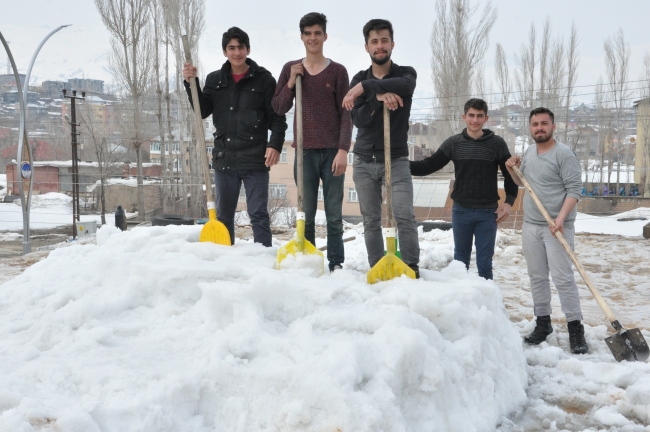 Hakkari'de ilkbaharda da kar temizliyorlar