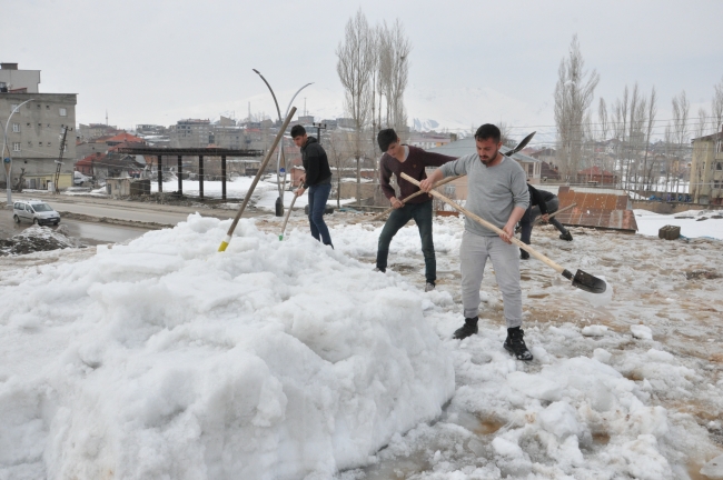 Hakkari'de ilkbaharda da kar temizliyorlar