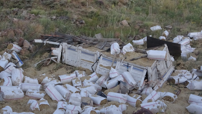 Kayseri'de devrilen kamyon paramparça oldu: 3 ölü