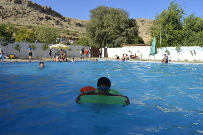 Sıcaklık 45 dereceyi aştı, Mardin'de vatandaşlar havuza akın etti