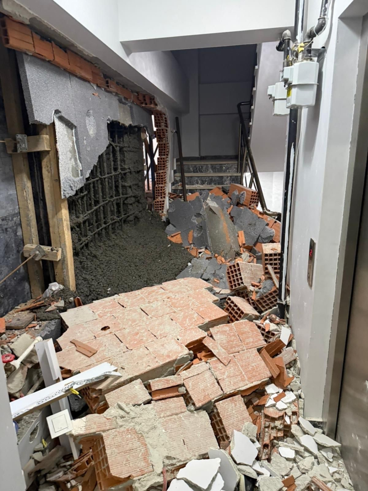 İstanbul'da inşaat sırasında yan binanın duvarı yıkıldı