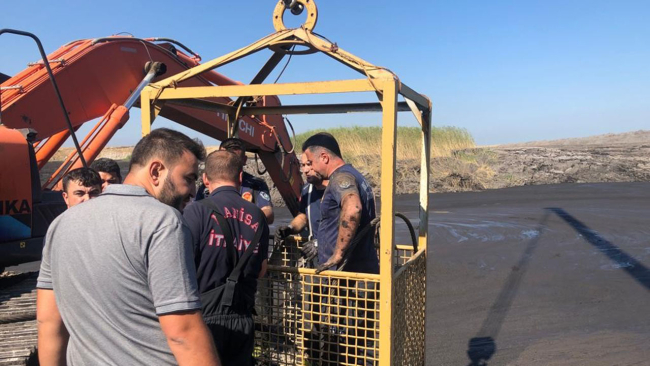 İş makinesi operatörü çamur altında kaldı