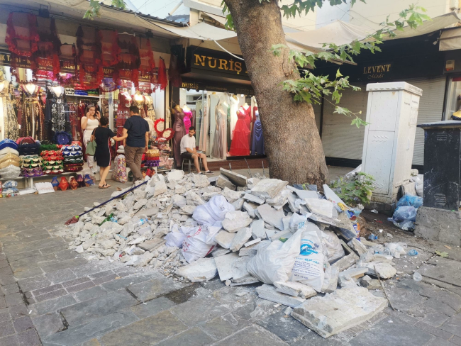 Tarihi Kemeraltı Çarşısı’ndaki 65 yıllık şadırvan yıkıldı