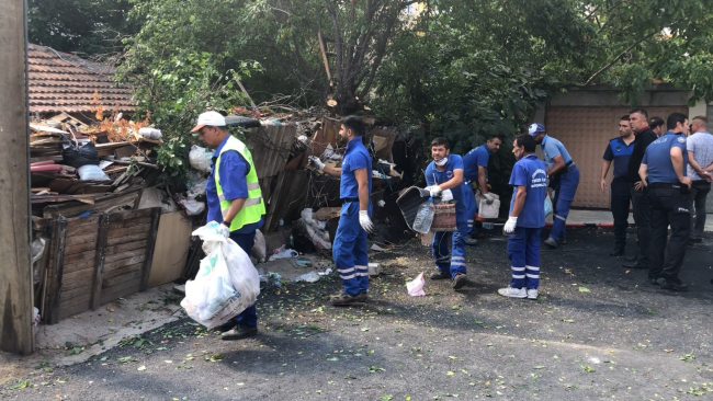 15 kamyon çöp çıkan ev yıkıldı