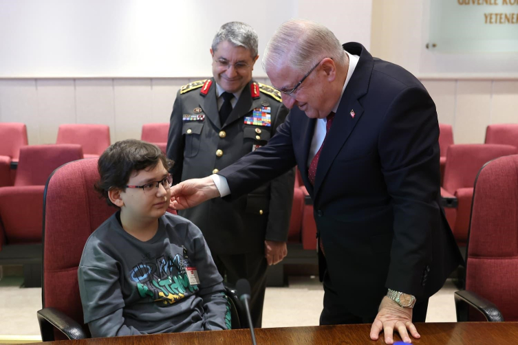 Bakan Güler, şehit ve gazi çocuklarıyla bir araya geldi