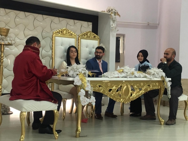 Damat isim yanlışlığı yüzünden kayınpederi ile evlendi