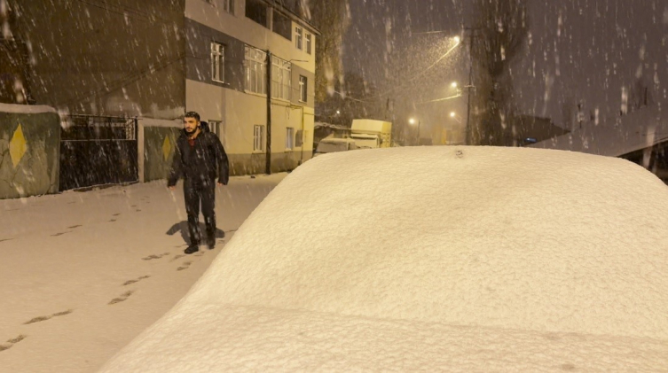 Kars'ta baharda yağan kar kenti beyaza bürüdü