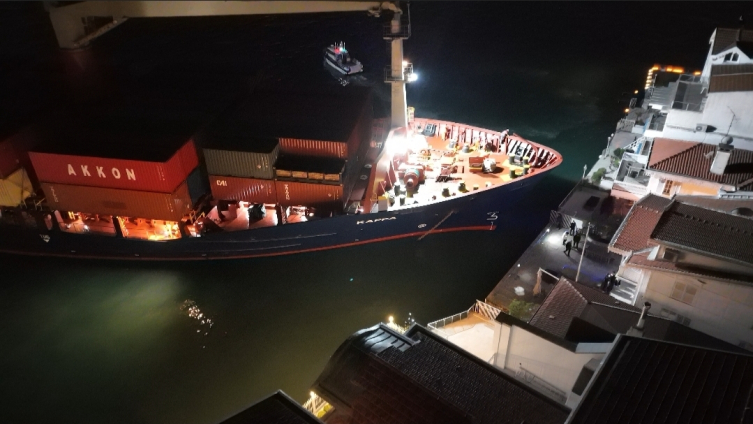 İstanbul Boğazı’nda gemi yalıya metreler kala karaya oturdu, geçişler geçici olarak durduruldu