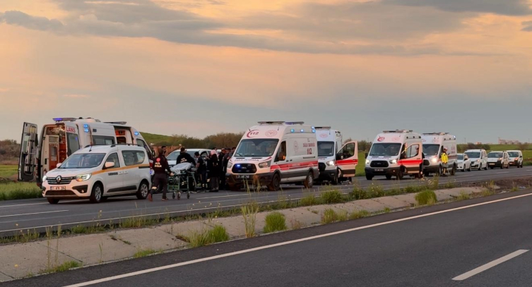 Diyarbakır'da içinde 10 kişinin bulunduğu otomobil takla attı