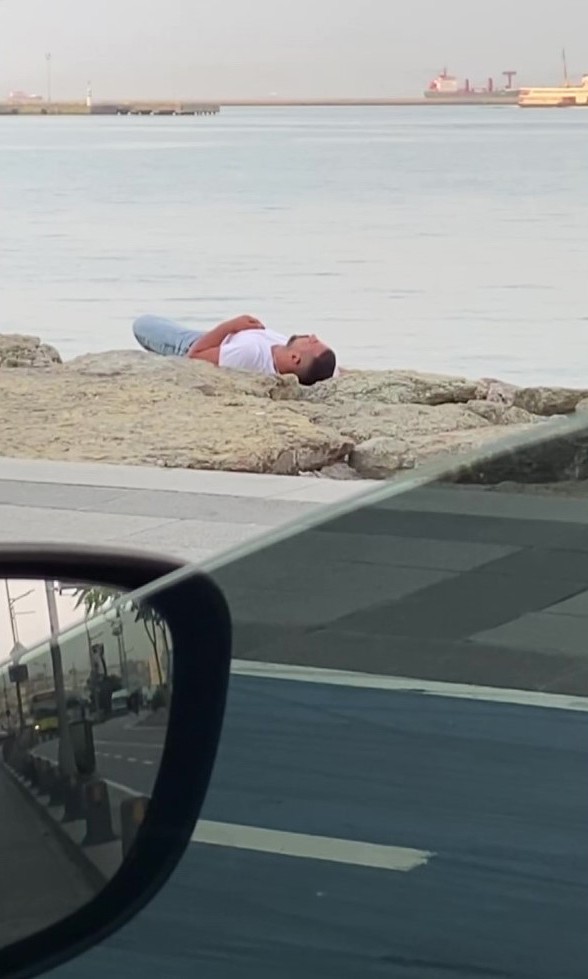 İstanbul'da bir kişi, park halindeki aracın üzerinde uyudu