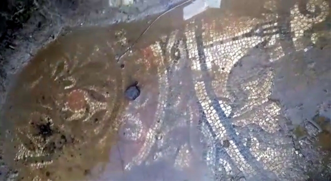 Çanakkale'de kaçak kazıda tarihi zemin mozaiği ortaya çıktı