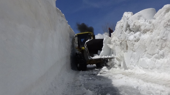 Muş'ta 6 aydır kardan kapalı olan yol açıldı