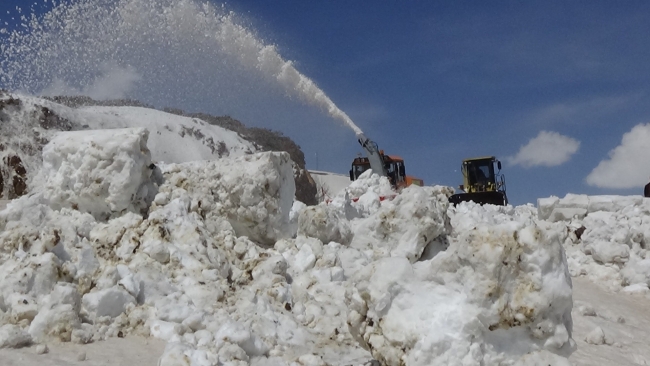 Muş'ta 6 aydır kardan kapalı olan yol açıldı