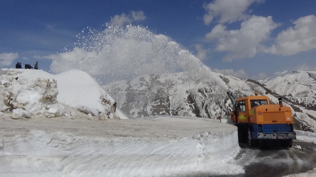 Muş'ta 6 aydır kardan kapalı olan yol açıldı