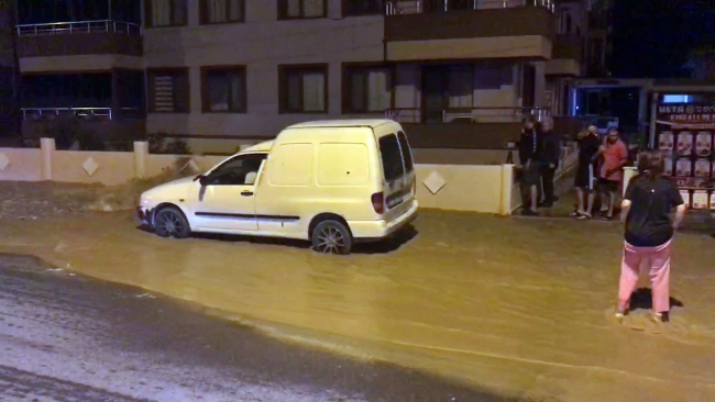 Düzce'de içme suyu hattı patladı, sular ikinci kata kadar fışkırdı