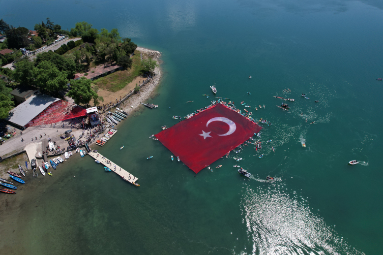 Sapanca Gölü'nde 1923 metrekarelik Türk bayrağı
