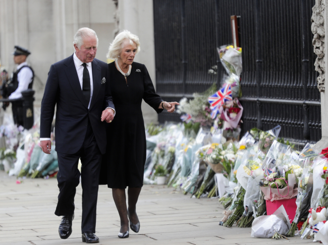 İngilizler yeni kralını sevgiyle karşıladı